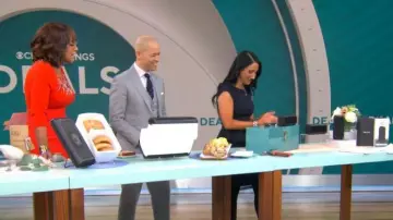 Robe Alice + Olivia Victoria portée par Elizabeth Werner vue dans CBS Mornings le 22 février 2024