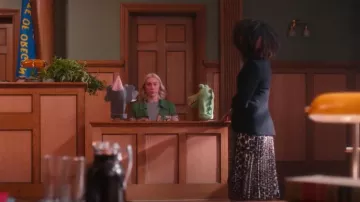 Falda de dobladillo asimétrico plisado de jirafa de Topshop usada por Beverly Crest (Leslie Silva) como se ve en So Help Me Todd (T02E02)
