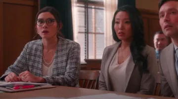 Chaqueta de tweed a cuadros de Maje Vizuri usada por Susan (Inga Schlingmann) como se ve en So Help Me Todd (T02E02)