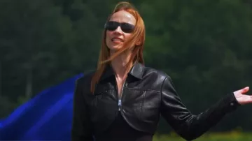 Veste courte en cuir Lamarque Brielle en noir portée par Karine Vanasse dans Les Traîtres Canada (S01E04)