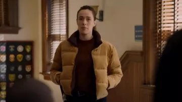 Veste Nuptse réversible The North Face 92 en beurre d’amande et brun charbon portée par Kim Burgess (Marina Squerciati) telle qu’on la voit dans Chicago P.D. (S11E05)