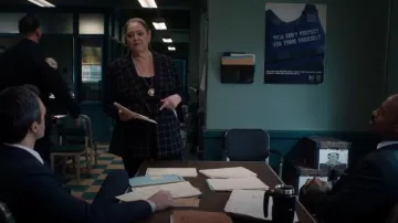 Chaqueta de cristal de ventana de Bar iii usada por la teniente Kate Dixon (Camryn Manheim) como se ve en La ley y el orden (T23E05)