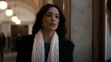 Blazer Balmain boutonné sur le devant porté par l’ADA Samantha Maroun (Odelya Halevi) comme on le voit dans Law & Order (S23E05)