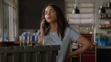 Camiseta de algodón con cuello redondo de James Perse usada por Bailey Nune (Jenna Dewan) como se ve en The Rookie (T06E01)