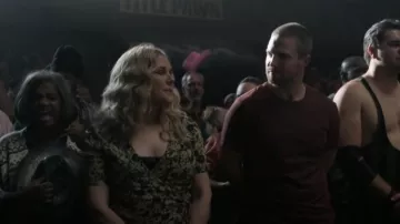 Robe imprimée Soeur Around portée par Willie Day (Mary McCormack) comme on le voit dans Talons (S02E01)