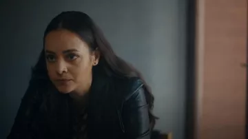 Veste en cuir Vince Scuba Noir portée par Sonya Singh (Aysha Kala) comme on le voit dans Casier judiciaire (S01E08)