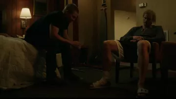 Sandalia ligera UnderAarmour usada por Ace Spade (Alexander Ludwig) como se ve en Tacones (T02E03)