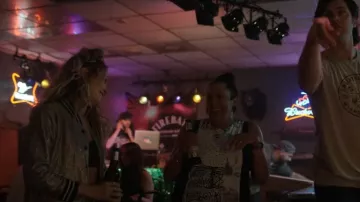 Chaqueta de carretera R13 usada por Crystal Tyler (Kelli Berglund) como se ve en Tacones (T02E03)