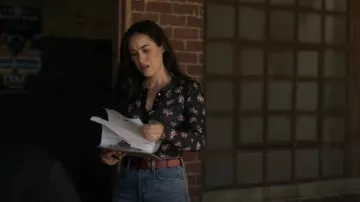 Le jean droit Levis porté par Staci Spade (Alison Luff) dans Talons (S02E04)
