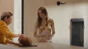 Stine Goya Juno Desert Waves Print T-Shirt usado por Whitney Siegel (Emma Stone) como se ve en The Curse (T01E08)