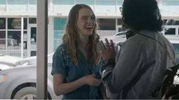 Mono de manga corta estándar de Alex Mill en denim usado por Whitney Siegel (Emma Stone) como se ve en The Curse (T01E09)