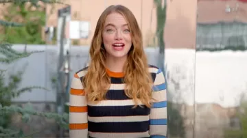 Jersey de punto a rayas de color Paul Smith usado por Whitney Siegel (Emma Stone) como se ve en The Curse (T01E09)