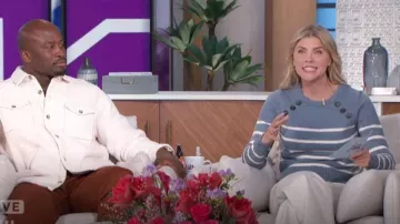 Suéter Veronica Beard Virke usado por Amanda Kloots como se ve en The Talk el 22 de febrero de 2024