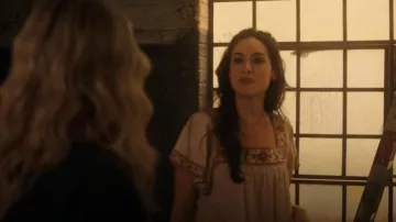 Top bordado de cuello cuadrado Madewell usado por Staci Spade (Alison Luff) como se ve en Tacones (S02E06)
