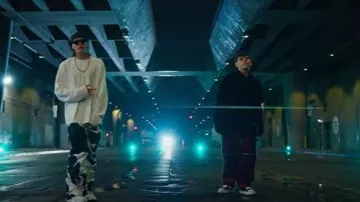 Pantalon de charpentier à carreaux rouge et noir de Givenchy porté par Junior H dans A Tu Manera avec Peso Pluma [Video Oficial]