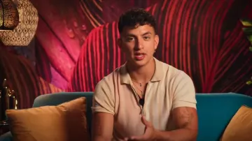 Topman Knitted Polo usado por Jonathan Intriago como se ve en Couple to Throuple (S01E08)