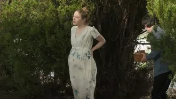 Christy Dawn The Dawn Vestido en Midi Azul Blanco Teñido Corbata usado por Whitney Siegel (Emma Stone) como se ve en La Maldición (T01E10)
