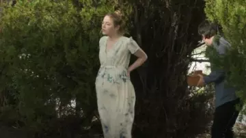 Christy Dawn The Dawn Vestido en Midi Azul Blanco Teñido Corbata usado por Whitney Siegel (Emma Stone) como se ve en La Maldición (T01E10)