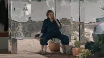 Birkenstock Boston Taupe usado por Whitney Siegel (Emma Stone) como se ve en The Curse (T01E10)