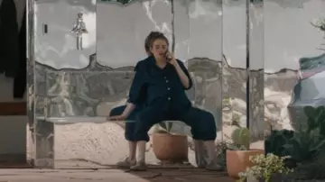 Birkenstock Boston Taupe usado por Whitney Siegel (Emma Stone) como se ve en The Curse (T01E10)