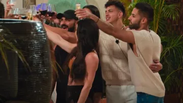Gilet pull Forever 21 porté par Jonathan Intriago tel qu’on le voit dans Couple to Throuple (S01E09)