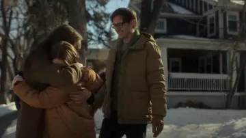 Chaqueta acolchada con capucha de Gap usada por Wayne Lyon (David Rysdahl) como se ve en Fargo (S05E10)