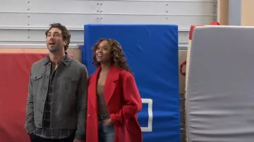 Abrigo cruzado de H&M en rojo usado por Kelsey Toussant como se ve en The Bachelor (T28E06)