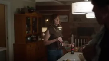 Pull à col roulé Reformation porté par Sharon Leone (Diane Farr) comme on le voit dans Fire Country (S02E01)