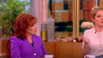 Veste en crêpe rétrécie à poche plaquée Theory portée par Joy Behar dans The View le 23 février 2024
