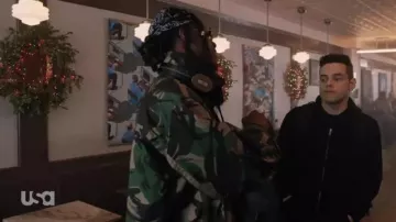 La chaqueta acolchada con estampado de camuflaje que usa Leon (Joey Bada$$) en la serie Mr. Robot (Temporada 4, Episodio 6)