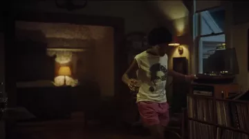 Camiseta estampada de Prince en blanco usada por Jill Haywood (Keke Palmer) como se ve en la película Nope