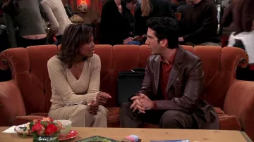 Top crema usado por Charlie Wheeler (Aisha Tyler) en el programa de televisión Friends (T10E06)