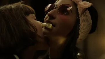 Gafas de sol H&M Pink Heart usadas por Nairobi (Alba Flores) como se ve en La Casa de Papel (T01E05)