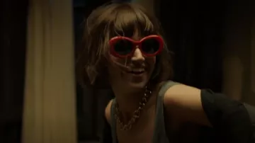 Gafas de sol redondas rojas de H&M usadas por Tokio (Úrsula Corberó) como se ve en La Casa de Papel (S01E05)