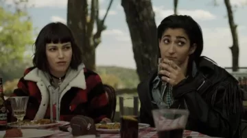 Chaqueta Levi's Plaid Sherpa usada por Tokio (Úrsula Corberó) como se ve en La Casa de Papel (T01E08)