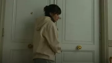 Sudadera con capucha deportiva de H&M usada por Camille Polignac (Samantha Siqueiros) vista en Berlín (S01E07)