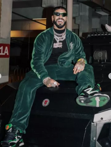 Veste de survêtement Amiri Green Velour Stacked Logo portée par Anuel AA sur le compte Instagram @anuel