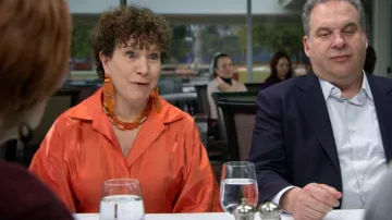 Cult Gaïa Brin­ley Cropped Shirt worn by Susie Greene (Susie Essman) as seen in Curb Your Enthusiasm (S12E04)