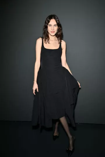 Escarpins à bride arrière rembourrés à logo en cuir Prada portés par Alexa Chung lors du défilé de mode automne/hiver 16Arlington le 17 février 2024