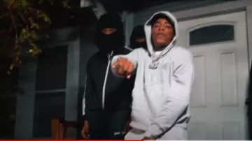 Pantalon de survêtement gris à logo décalé Amiri porté par Yungeen Ace dans Blood Splatter (Clip officiel)