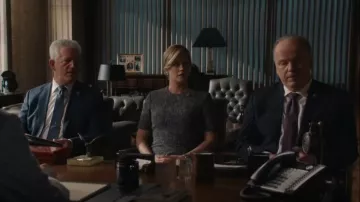 Vestido de tweed de tweed cruzado de manga corta de St John usado por Abigail Baker (Abigail Hawk) como se ve en Blue Bloods (T14E02)