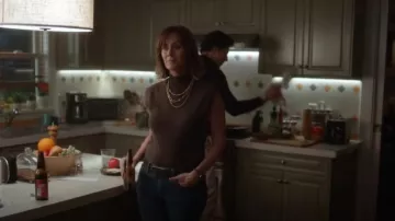 Pull à col roulé en cachemire Arco Reformation porté par Sharon Leone (Diane Farr) comme on le voit dans Fire Country (S02E01)