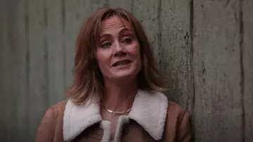 Kendra Scott Large collier chaîne à chevrons porté par Sharon Leone (Diane Farr) comme on le voit dans Fire Country (S02E02)