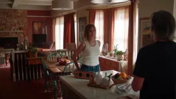 Débardeur en coton Marion porté par Sharon Leone (Diane Farr) dans Fire Country (S02E02)