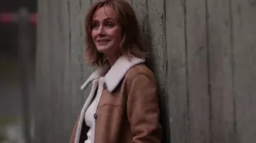 Veste Wilfred Free Alta portée par Sharon Leone (Diane Farr) dans Fire Country (S02E02)