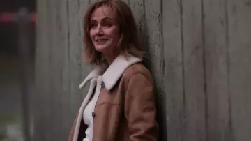 Veste Wilfred Free Alta portée par Sharon Leone (Diane Farr) dans Fire Country (S02E02)