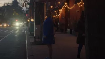 Abrigo de lana con cremallera Gerard Darel Sabelle usado por Beth (Amy Schumer) como se ve en Life & Beth (T02E01)