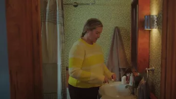 Suéter a rayas de La Ligne usado por Beth (Amy Schumer) como se ve en Life & Beth (T02E01)