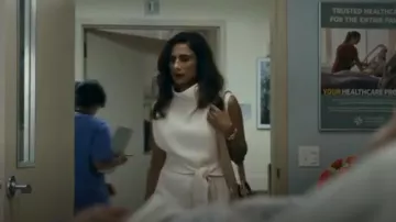 Boyy Bob­by Bag worn by Hilary Starr (Sarayu Rao) as seen in Expats (S01E06)