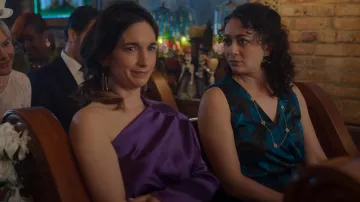 Vestido midi Tahari Matte Charmeuse usado por Jen (Arielle Siegel) como se ve en Life & Beth (T02E02)